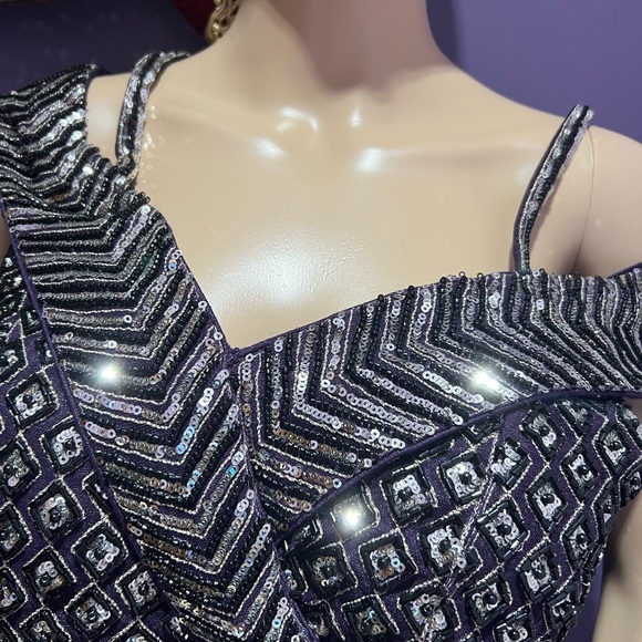 Beaded blouse with soft flowy Lehenga skirt - Picture 5 of 8